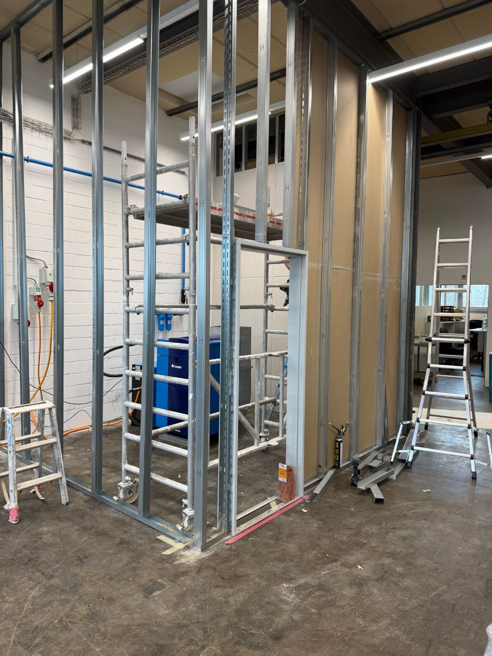 Gewerbeausbau Trennwand — LUAN E.U GmbH — Vorher (1/2)