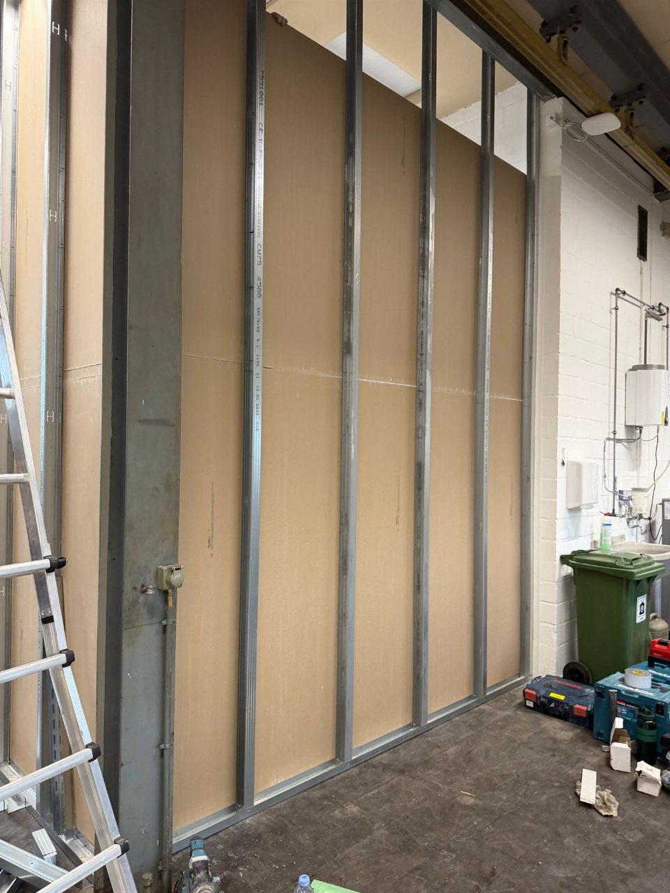 Gewerbeausbau Trennwand — LUAN E.U GmbH — Vorher (2/2)