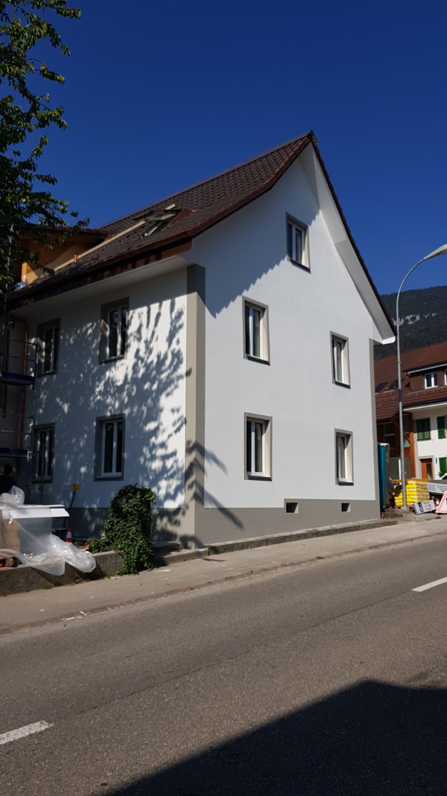 Hausfassade Renoviert — LUAN E.U GmbH — Vorher (2/2)