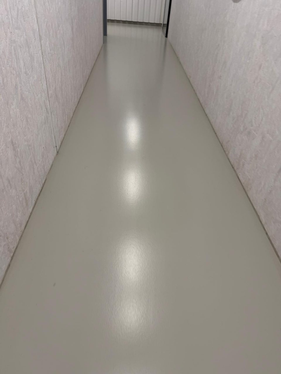 Bodenbeschichtung Korridor — LUAN E.U GmbH — Vorher (1/2)